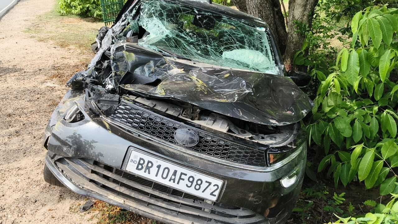 कार व पिकअप वैन में टक्कर, चार घायल