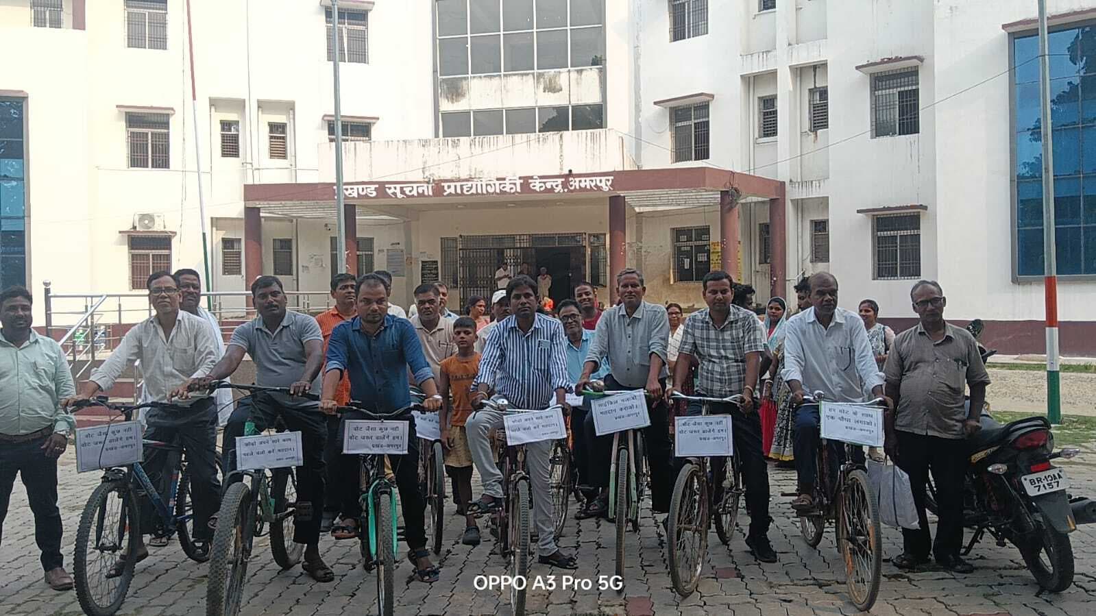 साइकिल यात्रा में मतदान व पौधरोपण का दिया संदेश