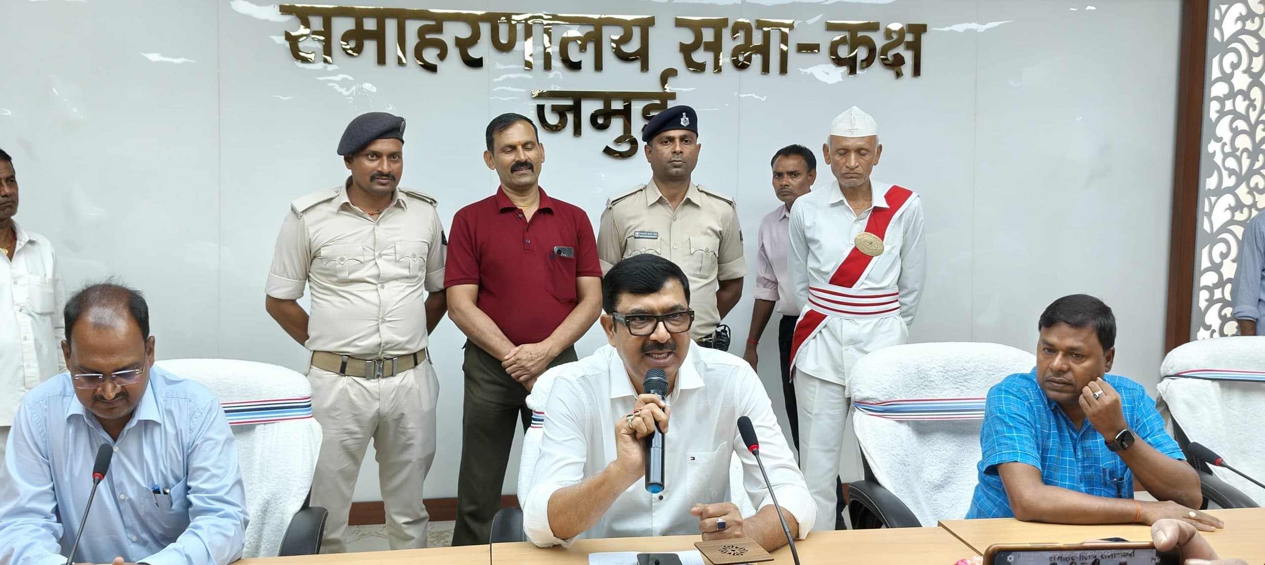 स्वच्छ व निष्पक्ष रूप से जिला का विकास हमारी प्राथमिकता : डीएम