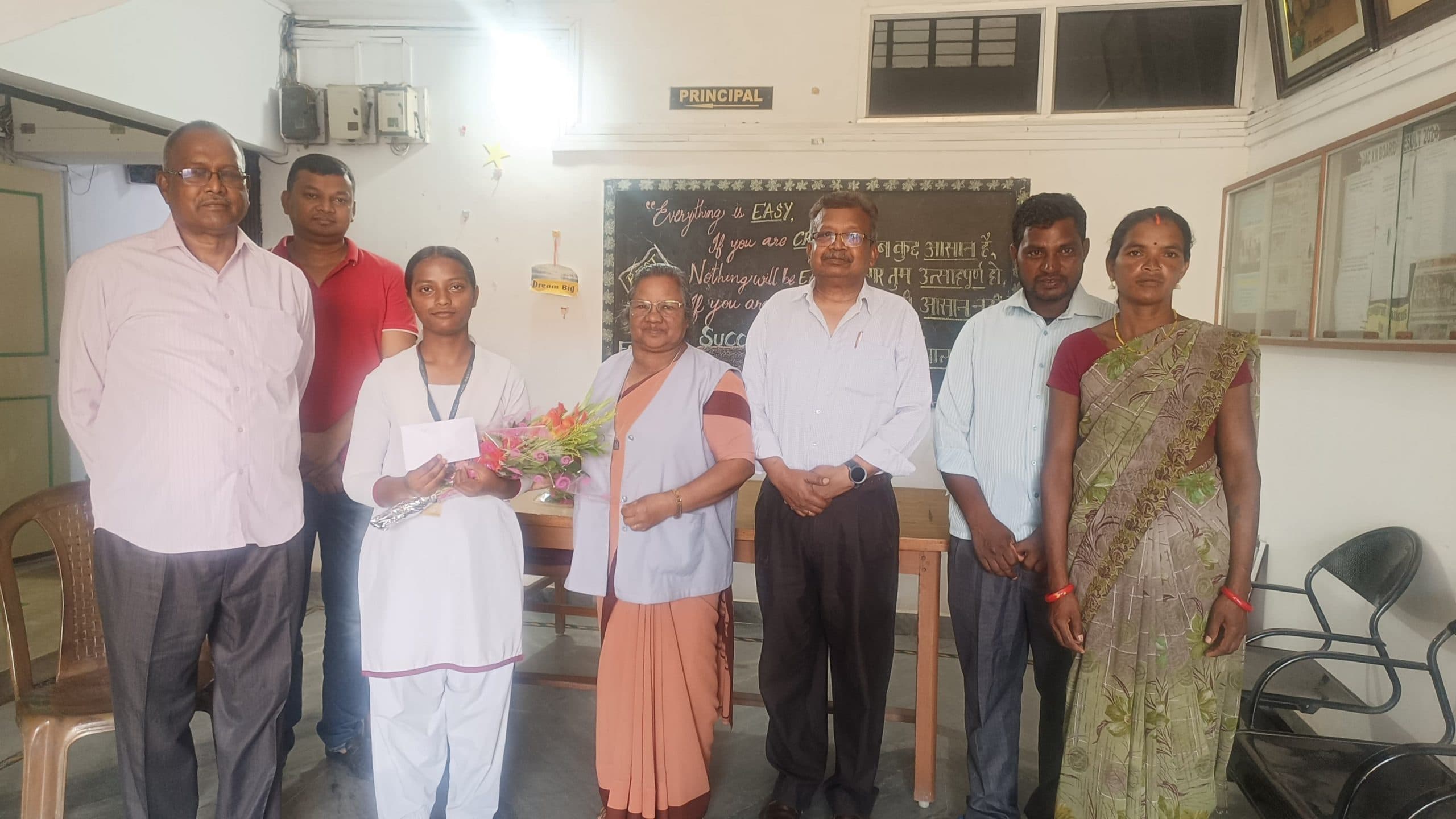 Ranchi News : कॉमर्स टॉपर रेखा तिर्की को किया सम्मानित