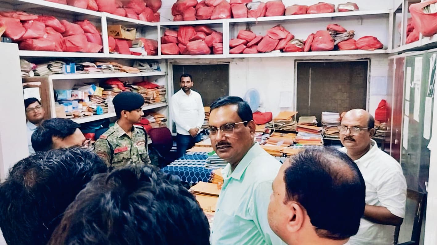 Gopalganj News  : डीएम ने कार्यालयों का किया निरीक्षण, नजारत में कर्मी को टी-शर्ट पहनने पर दी चेतावनी