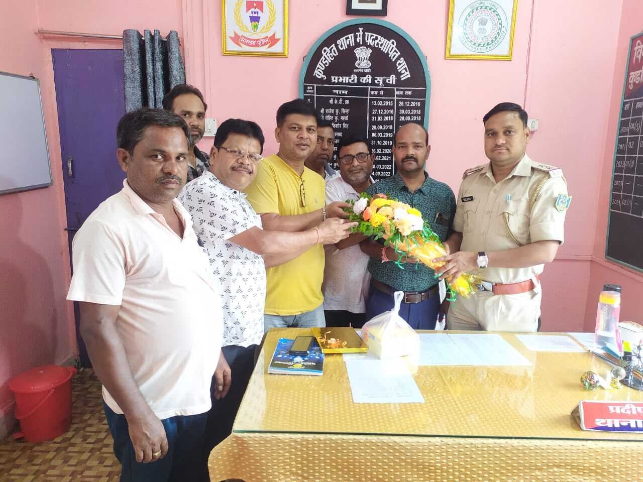 चैंबर अध्यक्ष ने कुंडहित थाना प्रभारी का किया स्वागत