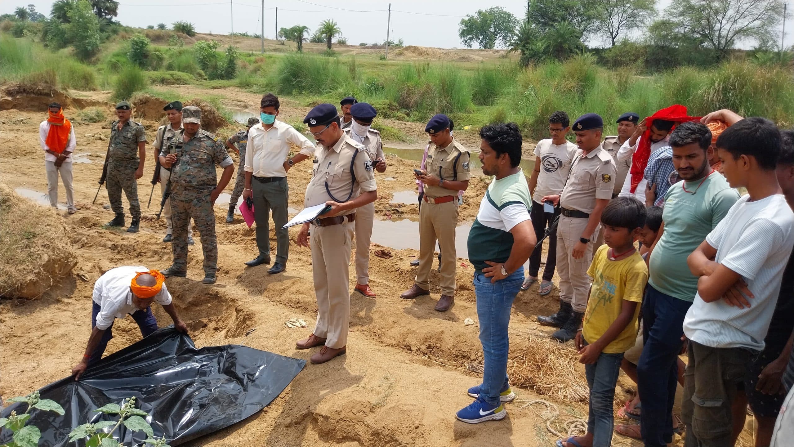 नदी किनारे झाड़ी से महिला का कंकाल बरामद, जांच में जुटी पुलिस