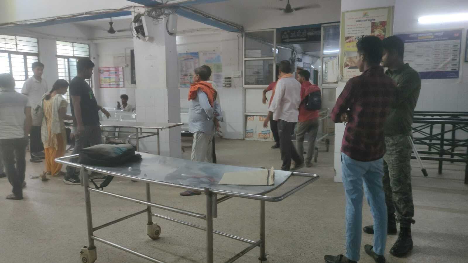 सड़क दुर्घटना में शिक्षक सहित तीन घायल, एक पटना रेफर