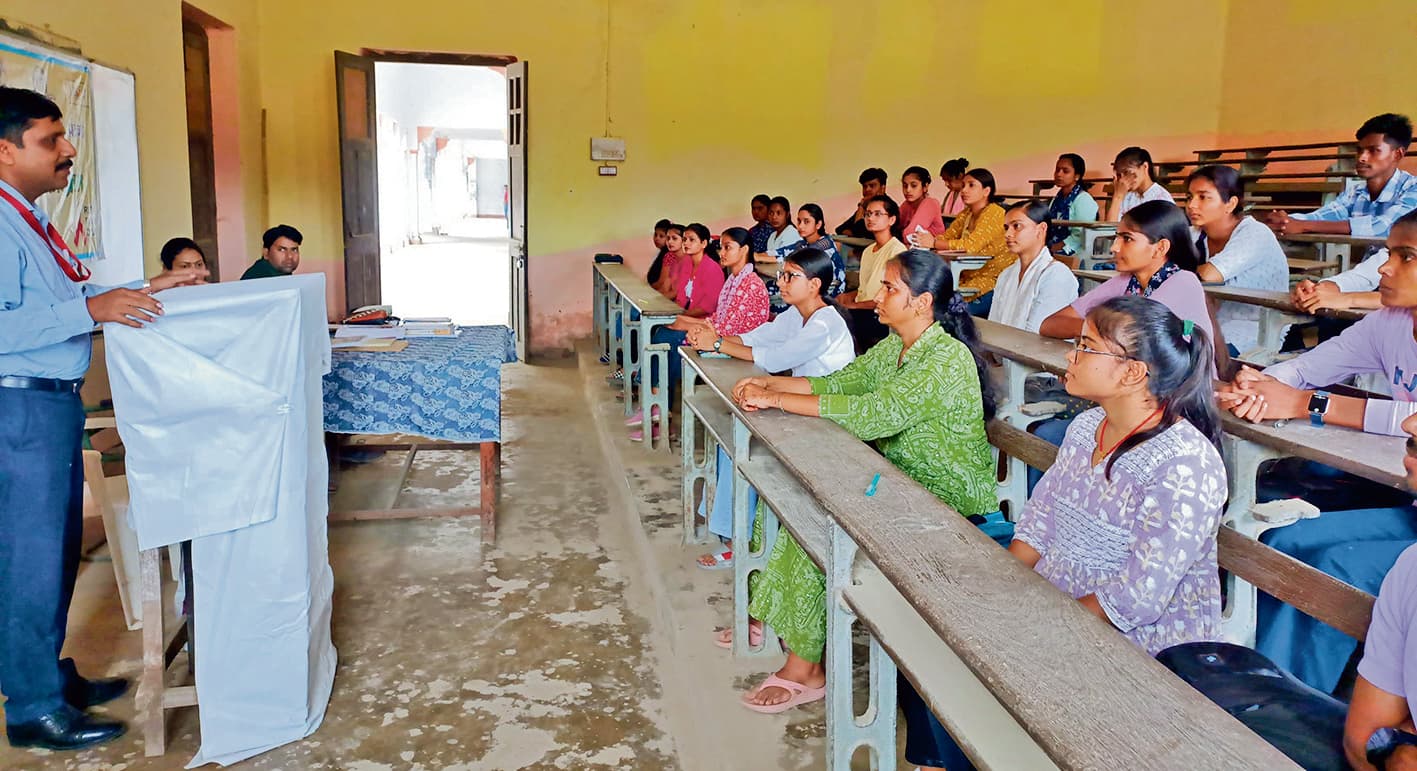 Saran News : स्वास्थ्य विषयों पर युवाओं को जागरूक करने के लिए हुआ प्रशिक्षण कार्यक्रम