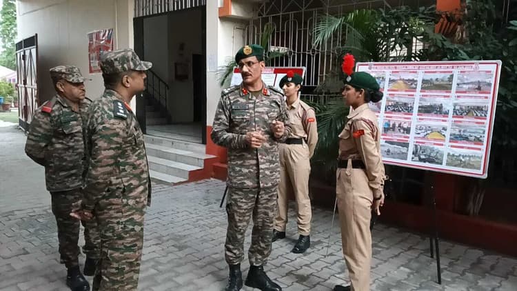 टीम वर्क की भावना से काम करें कैडेट्स व स्टाफ