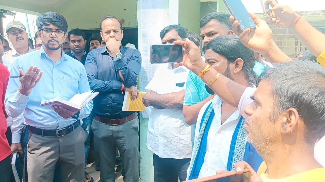 स्ट्रीट वेंडरों ने सड़क से अतिक्रमण हटाने के विरोध में किया प्रदर्शन