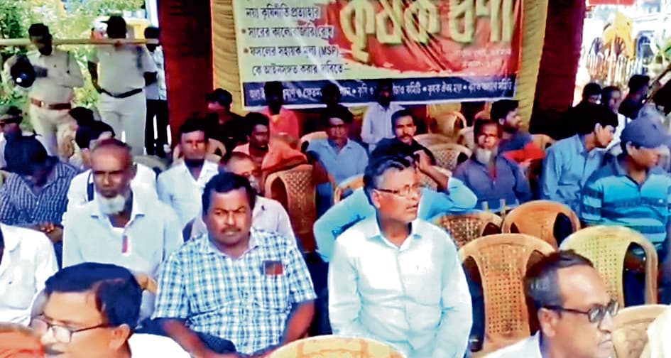 बर्दवान में स्मार्ट मीटर के खिलाफ कृषक सभा का धरना