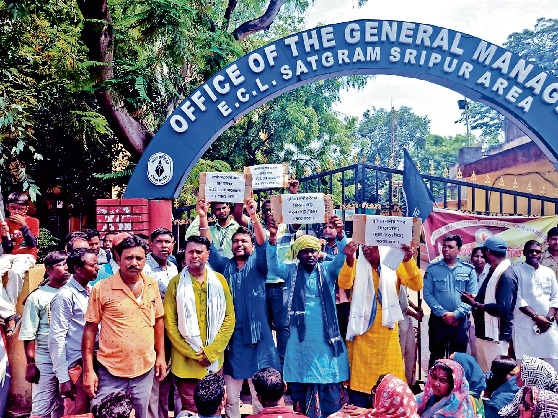 इसीएल के श्रीपुर एरिया ऑफिस को आदिवासियों ने घेरा, मांगा पुनर्वास व मुआवजा