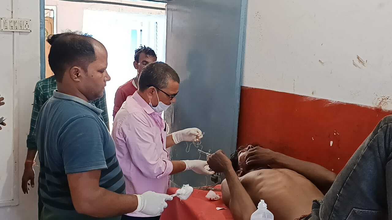 सड़क दुर्घटना में बाइक सवार दंपति जख्मी, रेफर