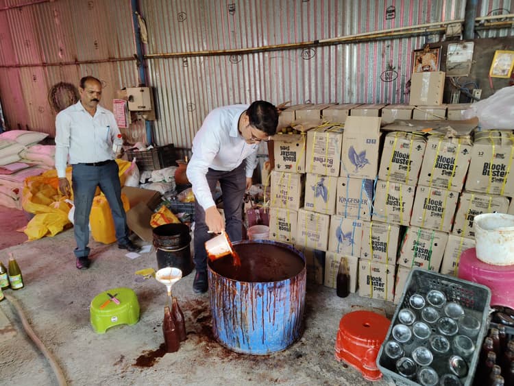 भारी मात्रा में नकली सॉस जब्त, मालिक फरार