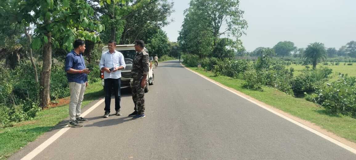 साइबर ठगी के आरोप में युवक को ले गयी पुलिस