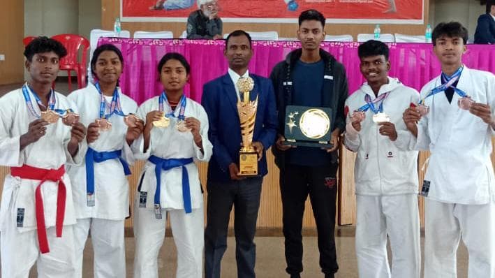 Chaibasa News : चैंपियनशिप में चाईबासा के कराटेकारों को जीते छह मेडल
