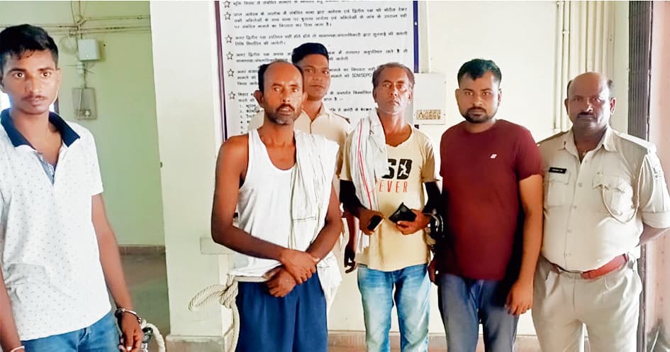 Gopalganj News  : मीरअलीपुर में पुलिस टीम पर हमला, एएसआइ, महिला जवान और चौकीदार घायल, शिक्षिका समेत दो गिरफ्तार