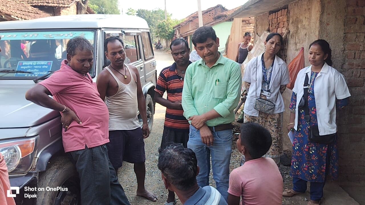 Seraikela Kharsawan News : टीम ने घर- घर जांच की, 4 मरीजों को स्लाइन चढ़ाया