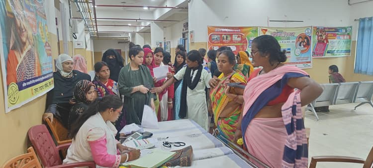 गोगरी अस्पताल में मरीज आ रहे बगैर मास्क पहने, नहीं है रोकटोक