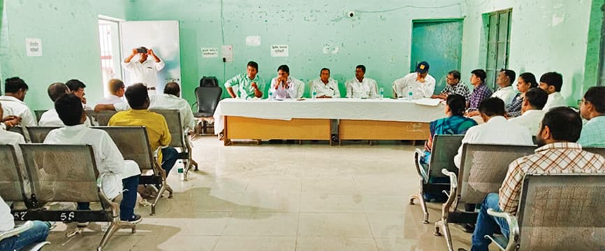 Hajipur News : बैठक में छाया रहा भ्रष्टाचार और बिचौलियाें का मामला
