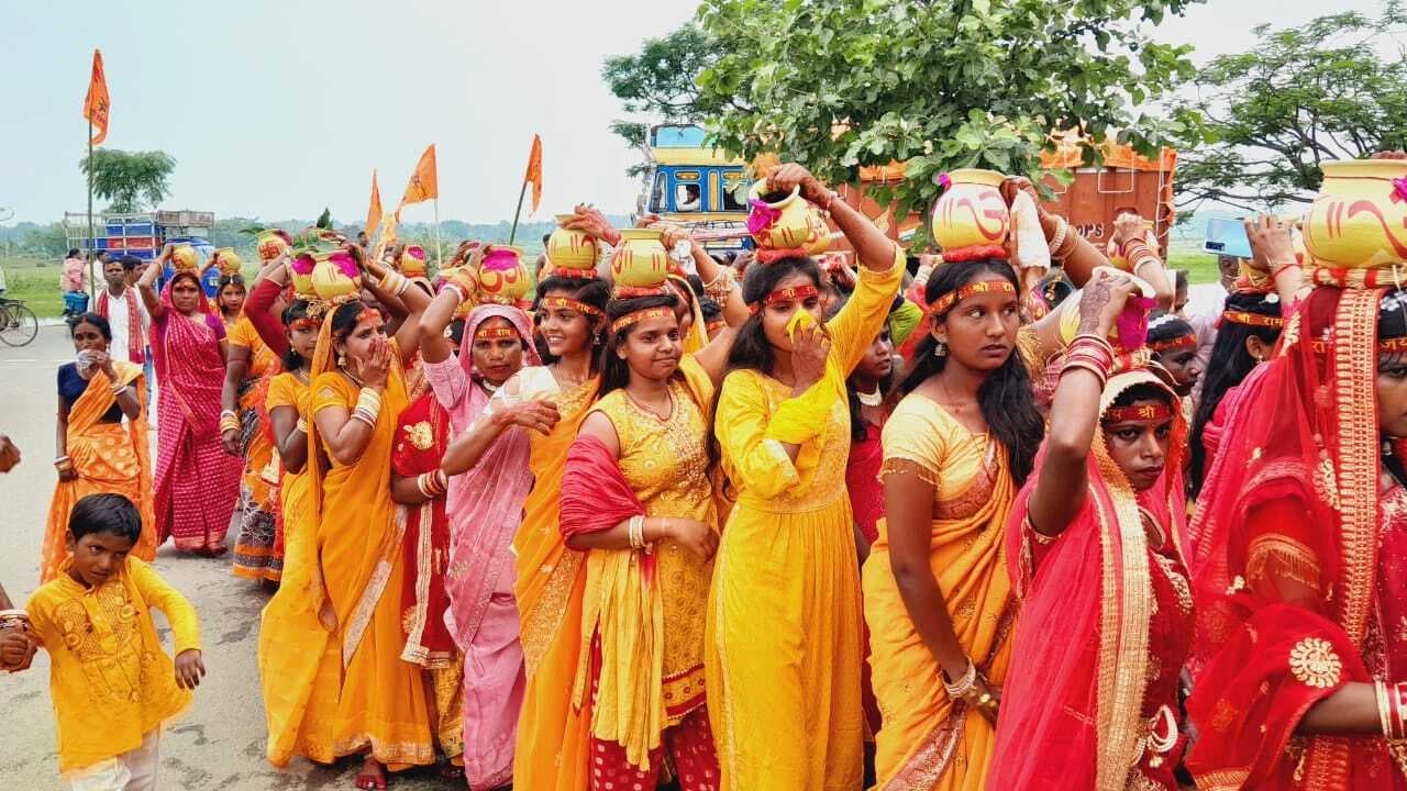 प्राण-प्रतिष्ठा को लेकर गाजे-बाजे के निकाली गयी भव्य कलश शोभा यात्रा