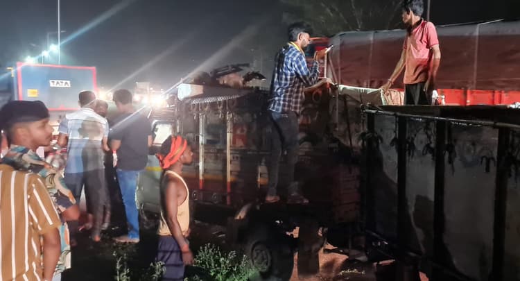 Dhanbad News : राजगंज : मछली लदा वैन दुर्घटनाग्रस्त, मछलियां लूट ले गये ग्रामीण