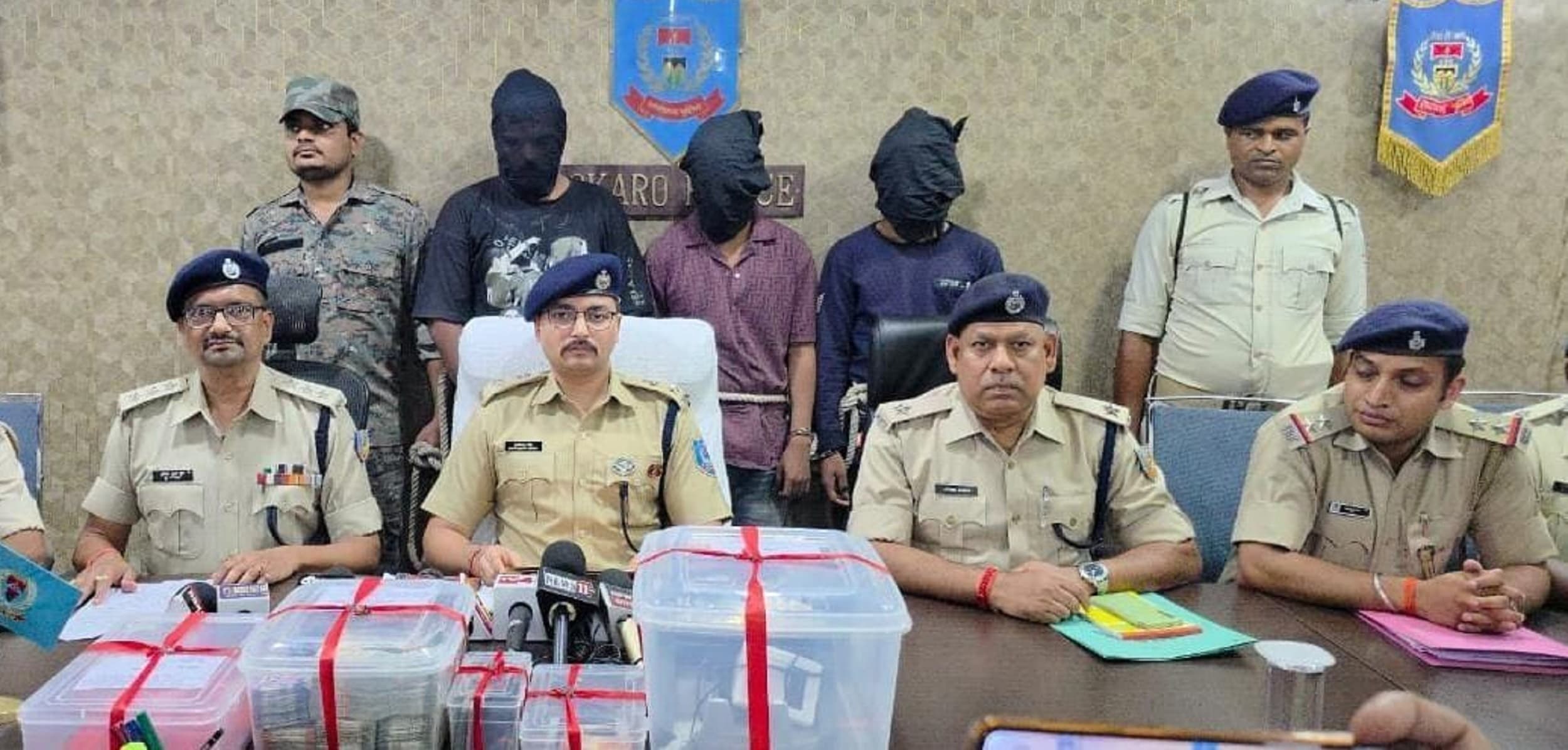 Bokaro News : बोकारो पुलिस ने इंदौर से तीन साइबर अपराधियों को पकड़ा