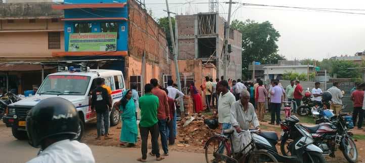 दीवार गिरने से अधेड़ की मौत, परिजनों ने शव रखकर किया हंगामा