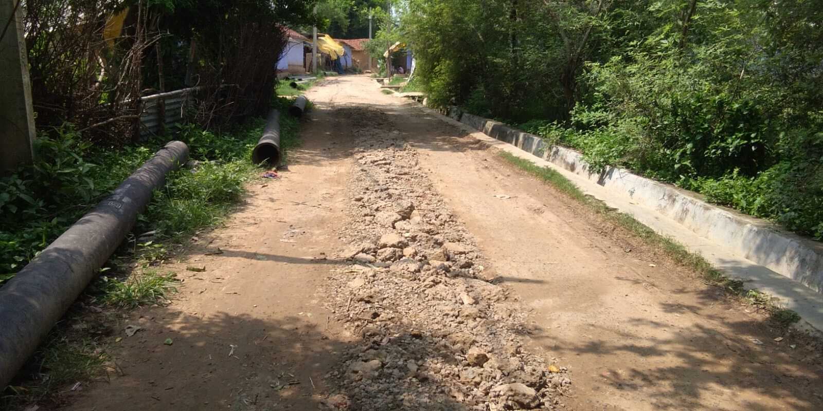 Chaibasa News : पाइपलाइन बिछाने के लिए तोड़ी सड़क, ग्रामीणों ने किया विरोध