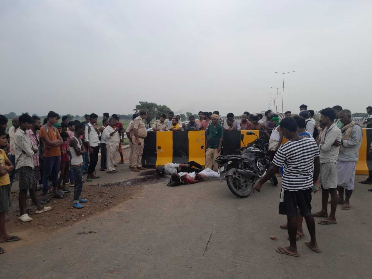 डिवाइडर से टकरायी बाइक, दो युवकों की मौत