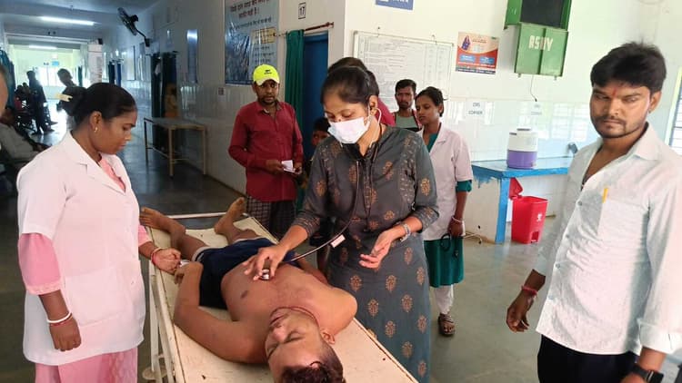 East Singhbhum News : 45 मिनट तक जाम में फंसा रहा वाहन, मां की गोद में युवक ने दम तोड़ा