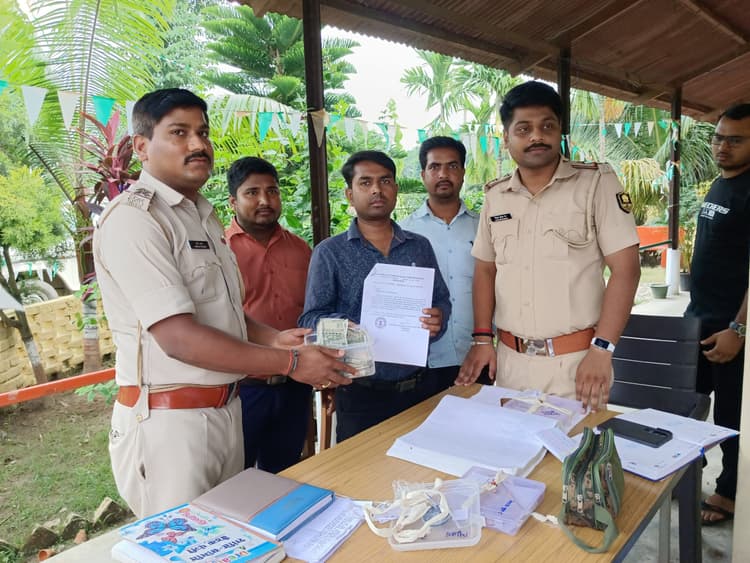 अपराधियों से बरामद 2.95 लाख रूपये  कंपनी को सौंपा