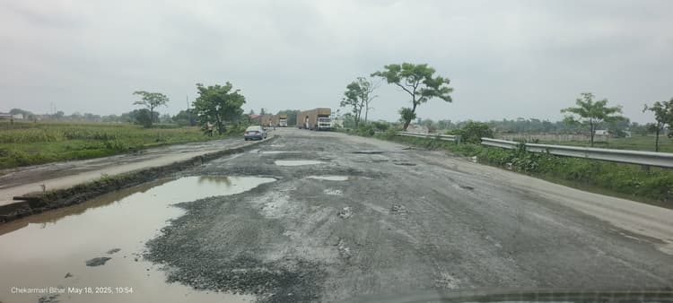 बिहार-बंगाल सीमा सड़क की मरम्मत नही होने से यात्री परेशान