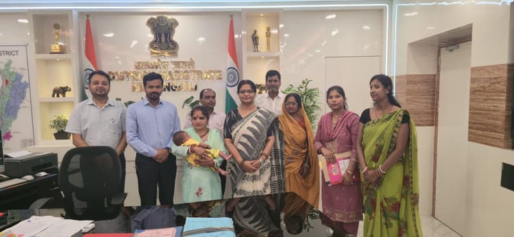 बालक सूरज को दत्तक पुत्र के रूप में दंपती को सौंपा गया