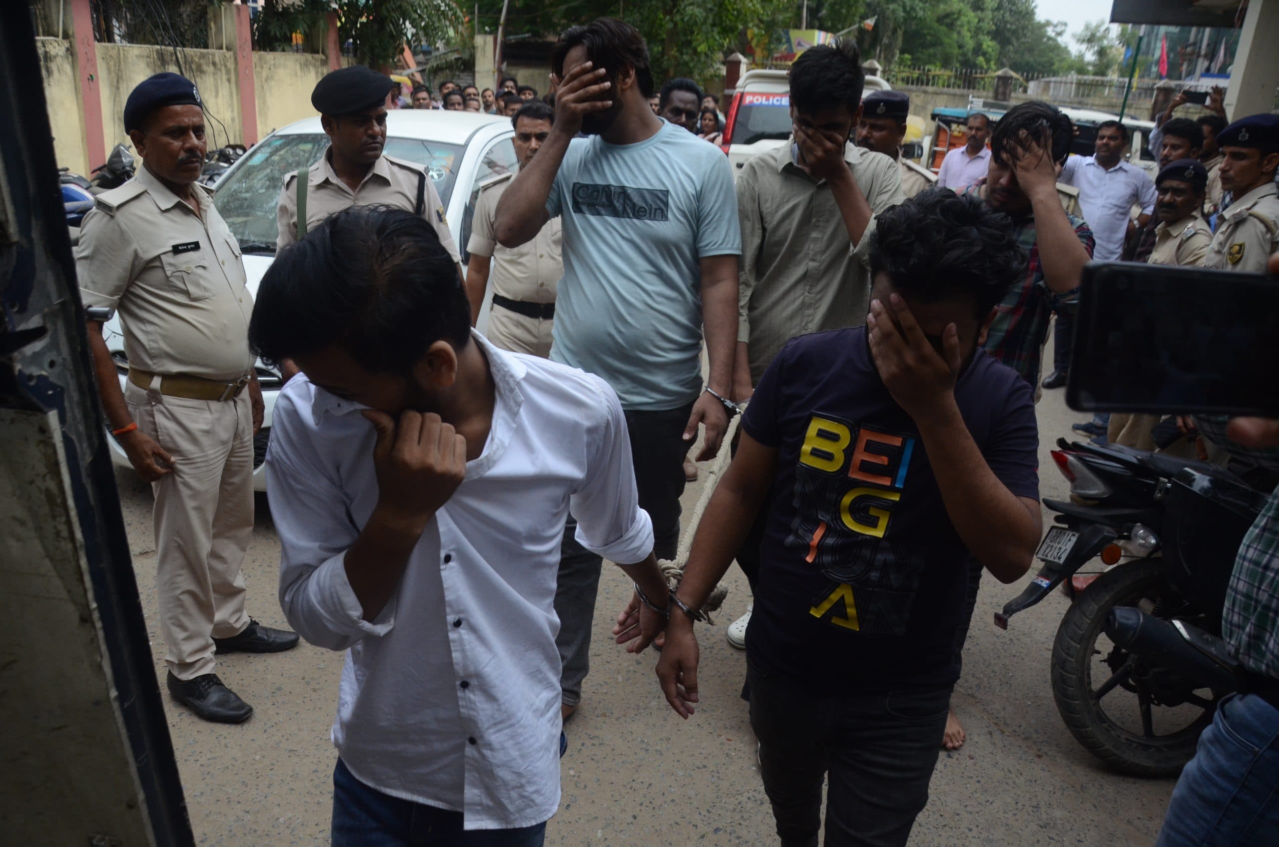 Patna News : बर्थडे पार्टी में शराब के साथ लहरा रहे थे पिस्टल, 15 छात्र गिरफ्तार