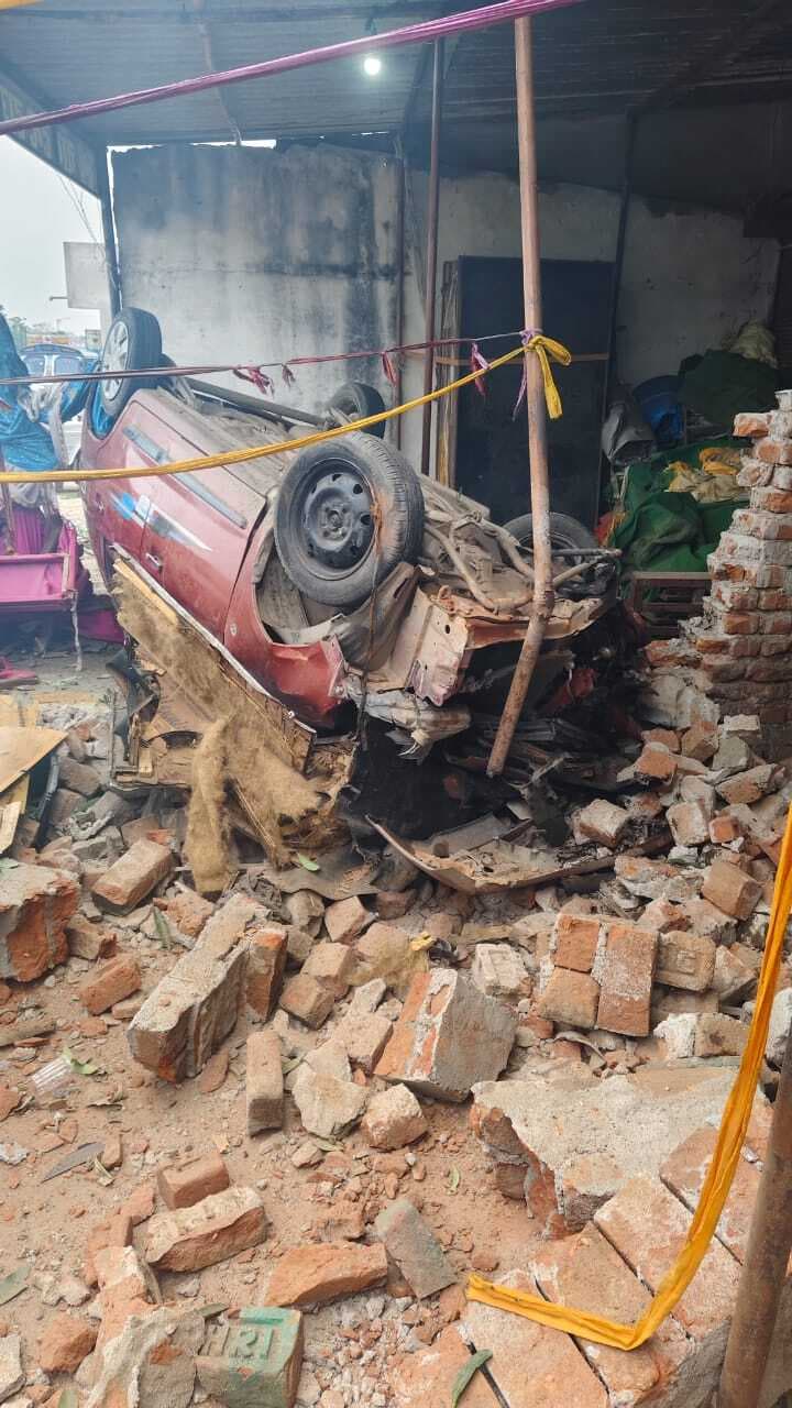 Giridih News: धनबाद से बिहार लौट रही कार गुमटी से टकरायी, चालक घायल