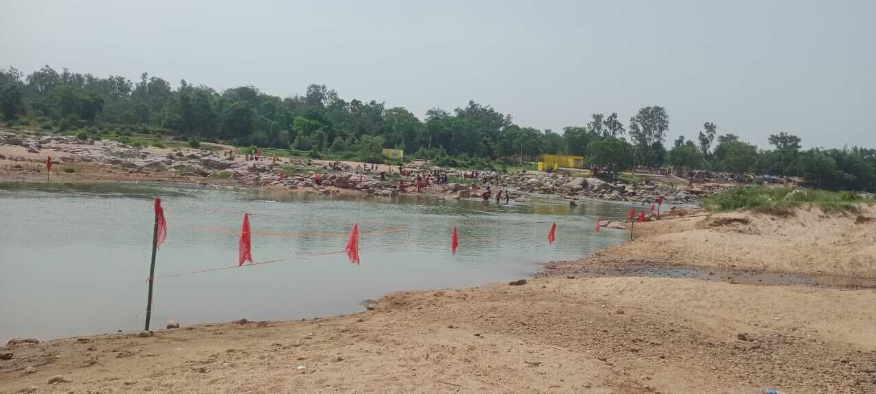 GIRIDIH NEWS: राजदहधाम स्थित बराकर नदी का दलांगी घाट बना डेंजर जोन