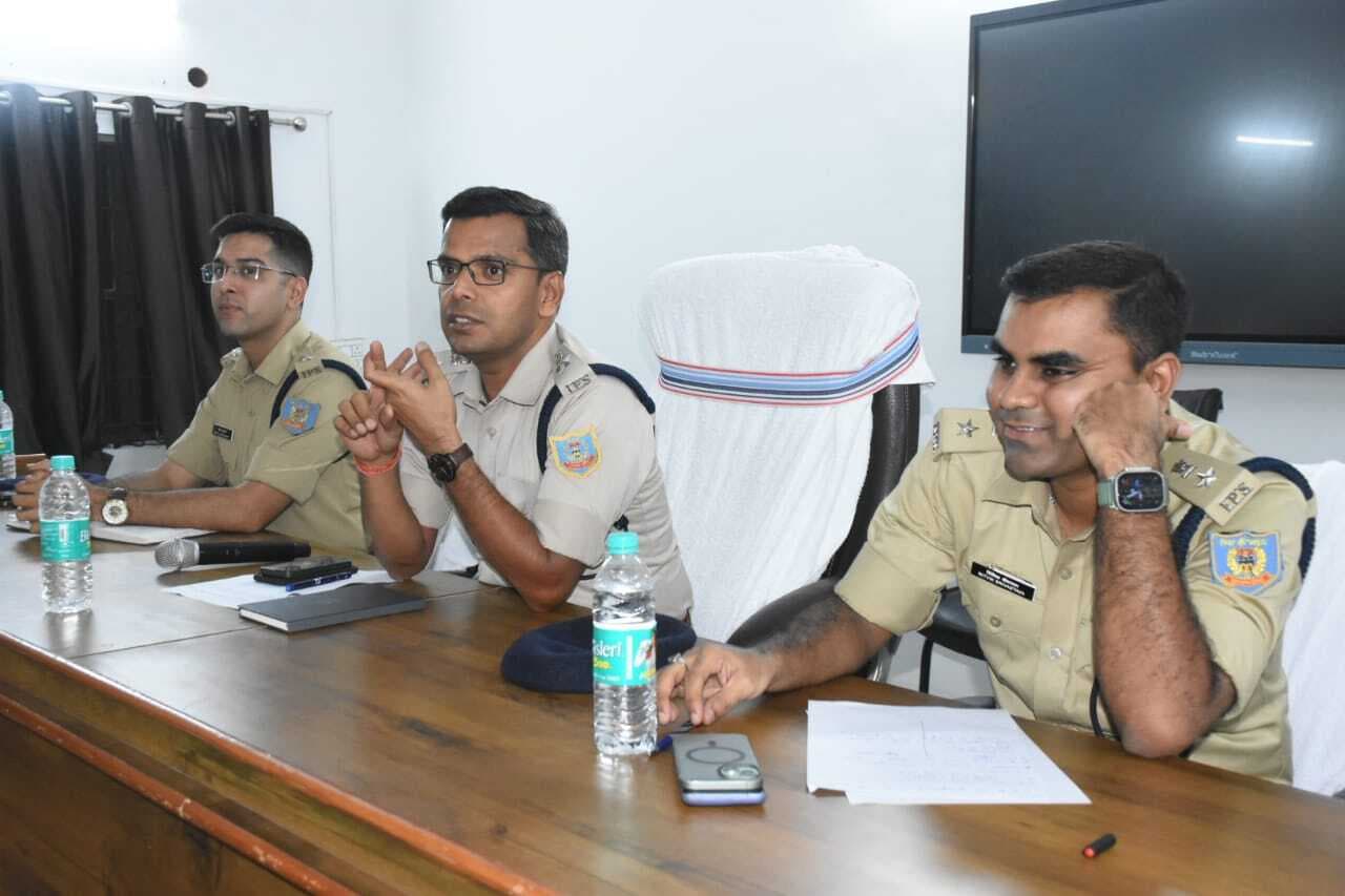 Dhanbad News: फरियादियों से करें मित्रवत व्यवहार : एसएसपी