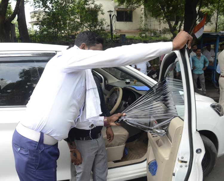 Dhanbad News: शहर में 100 से अधिक गाड़ियों पर ट्रैफिक पुलिस का चला डंडा