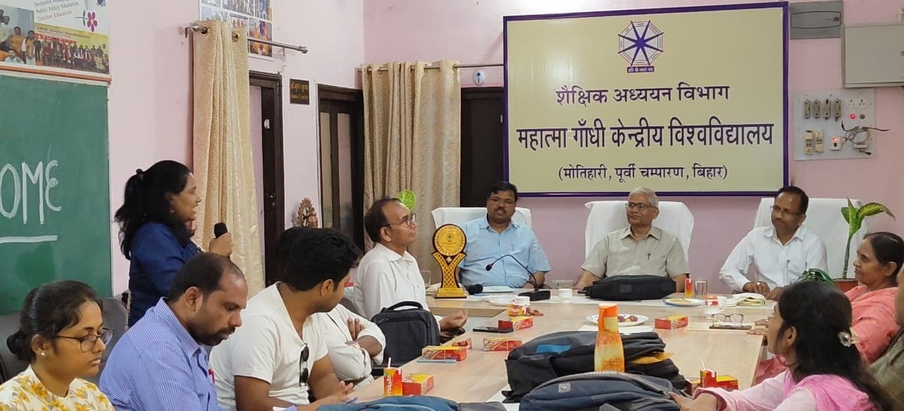 Motihari : शिक्षकों को पढ़ाने और छात्रों को सीखने की स्वतंत्रता ही होती है लोकतांत्रिक देश की असली पहचान : प्रो. मोरध्वज