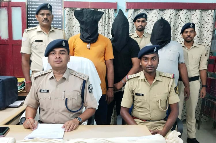 हत्या का प्रयास करने वाले तीन आरोपित गिरफ्तार, राइफल व कारतू बरामद