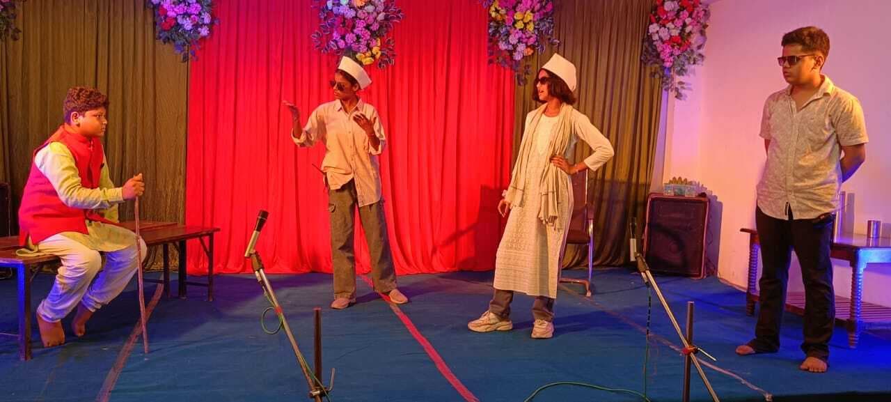 hajipur news. छात्र-छात्राओं ने अंग्रेजी, मैथिली व भोजपुरी में किया नाटक प्रस्तुत