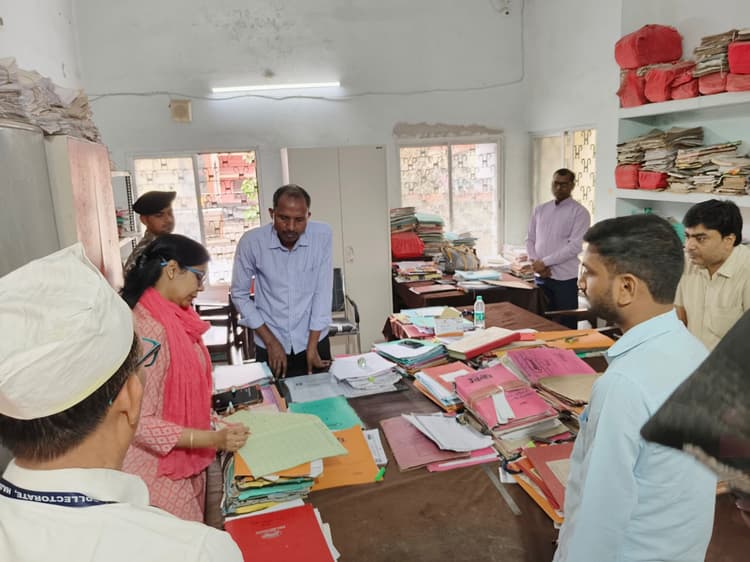 hajipur news. निरीक्षण में अनुपस्थित मिले कर्मियों से डीएम ने मांगा स्पष्टीकरण