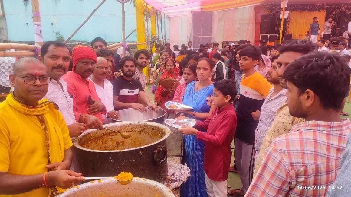 भंडारे में श्रद्धालुओं ने किया प्रसाद ग्रहण