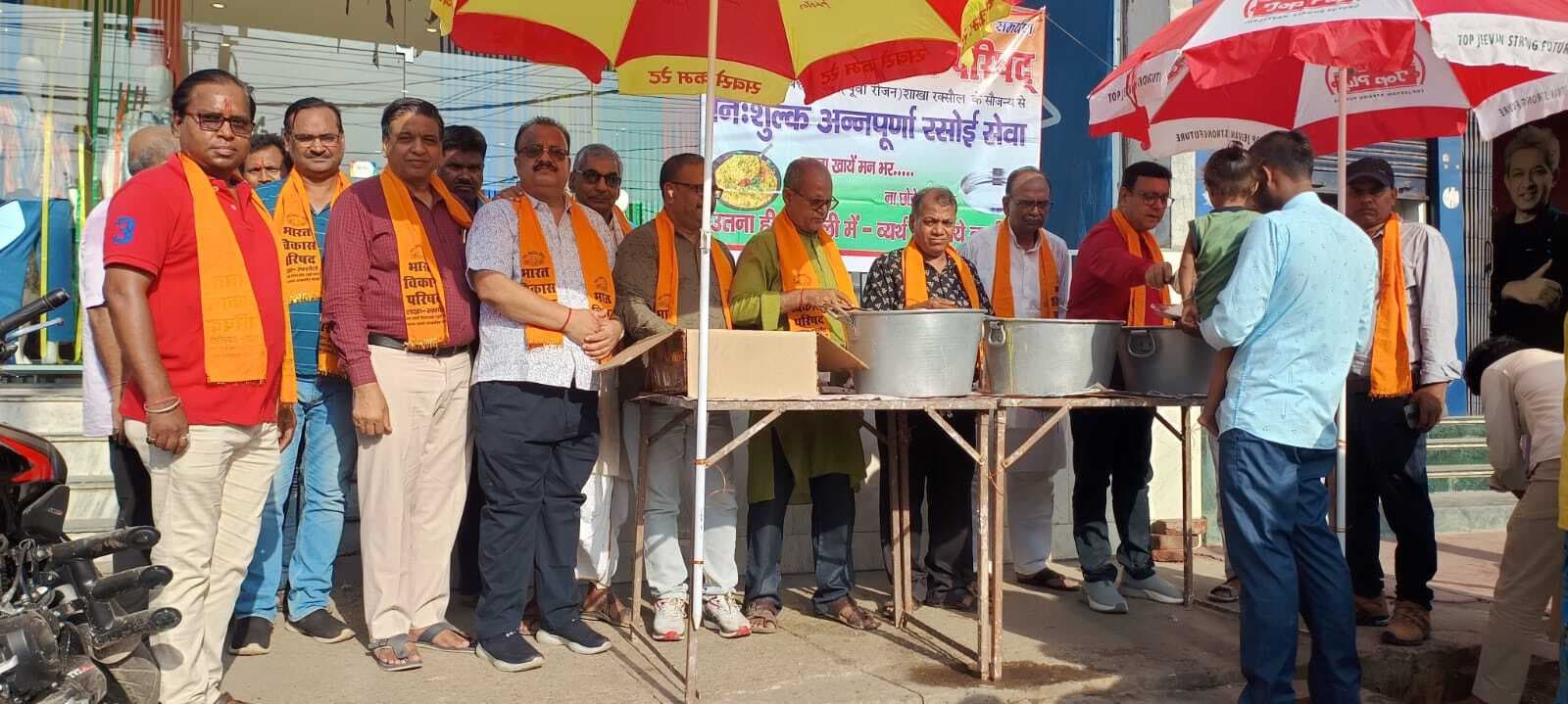 Motihari : अन्नपूर्णा रसोई के तहत जरूरतमंदों को कराया गया भोजन