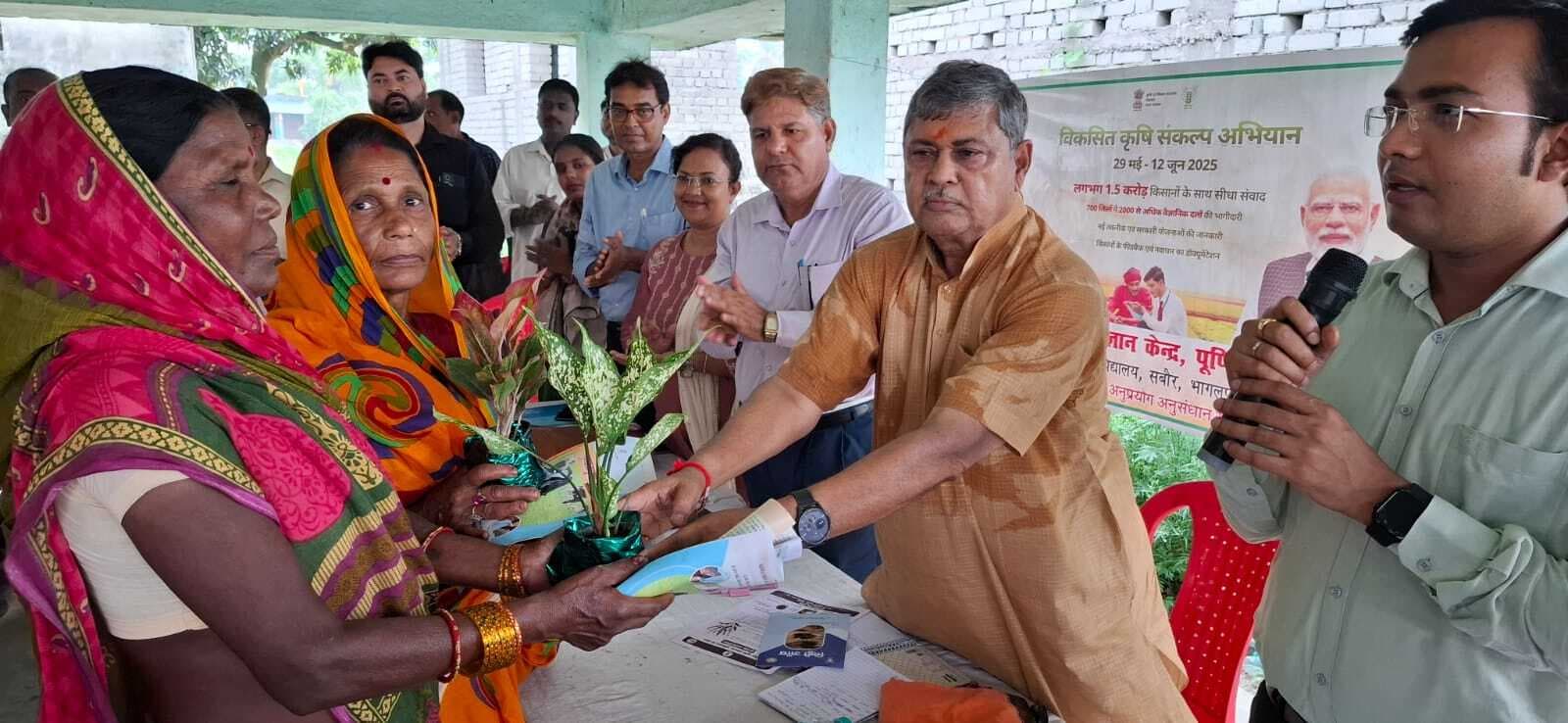 विधायक ने किसानों को पौधा देकर किया सम्मानित