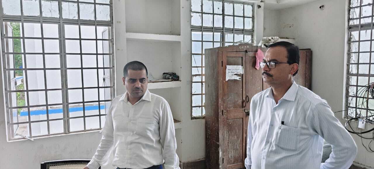डीएम ने समाहरणालय की शाखाओं का किया निरीक्षण, दिए आवश्यक निर्देश