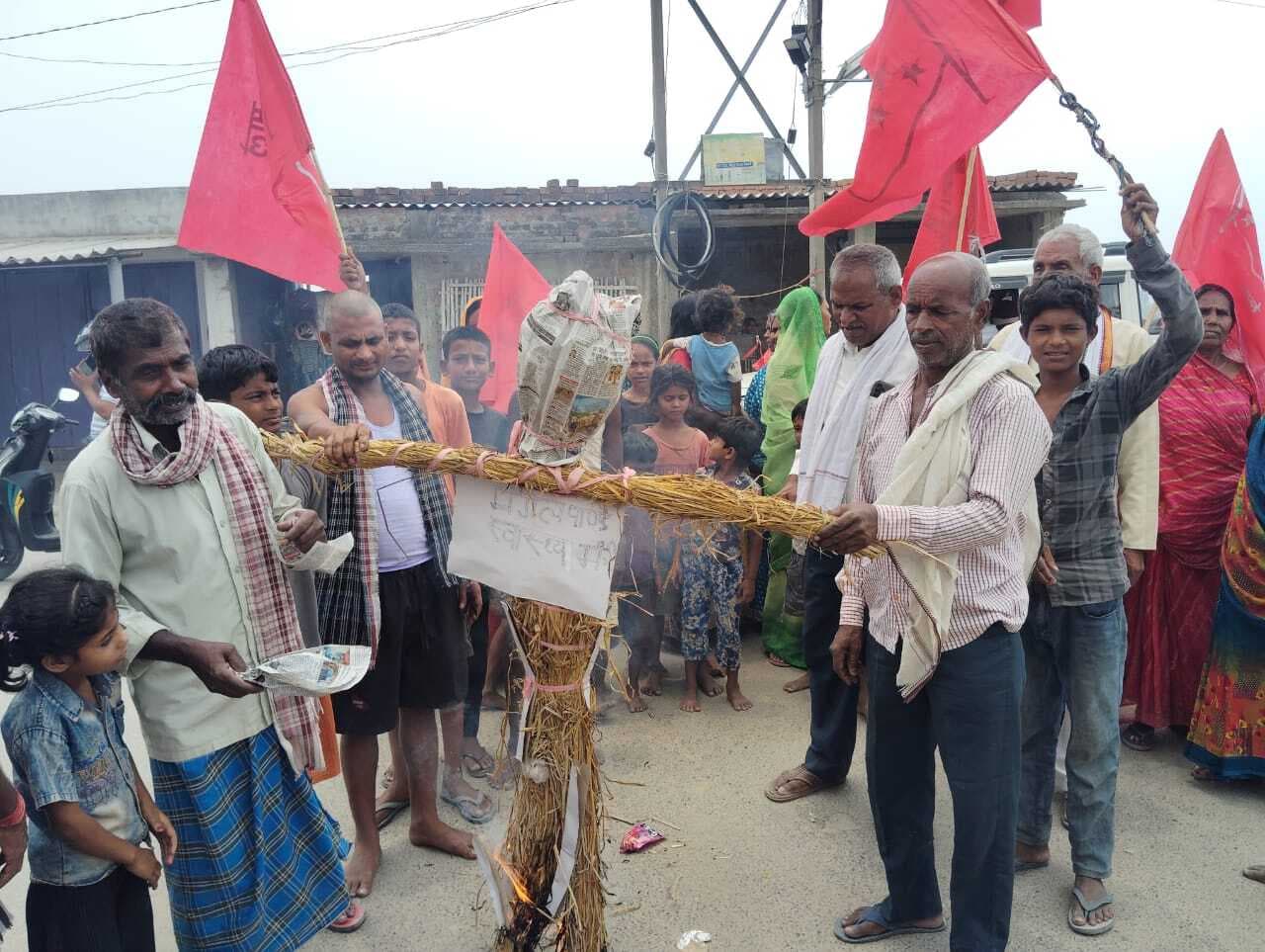 hajipur news. इलाज के अभाव में बच्ची व पुलिस कस्टडी में युवक की मौत से गुस्साये लोगों ने फूंका स्वास्थ्य मंत्री का पुतला