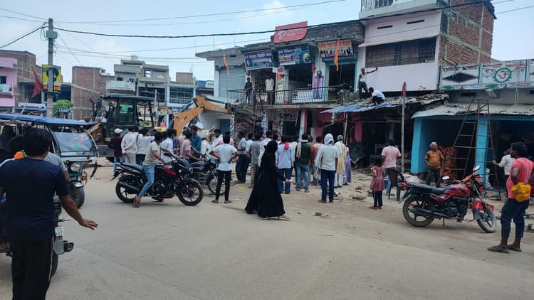 बांकेधाम से मंडावर नदी पुल तक हटाया अतिक्रमण