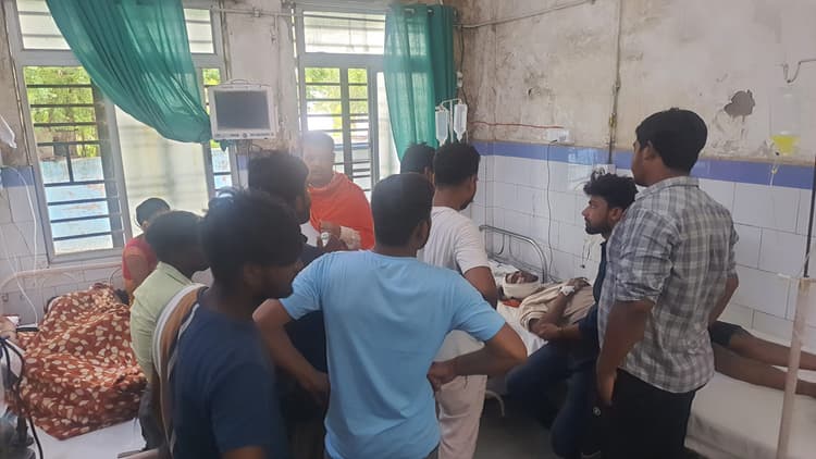 हाइवा ट्रक व ऑटो की टक्कर में तीन घायल