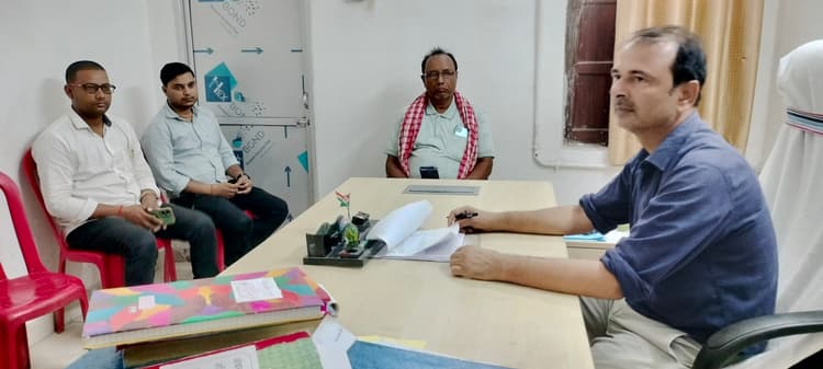 अधिकारियों की पहल पर आत्मदाह का फैसला लिया गया वापस