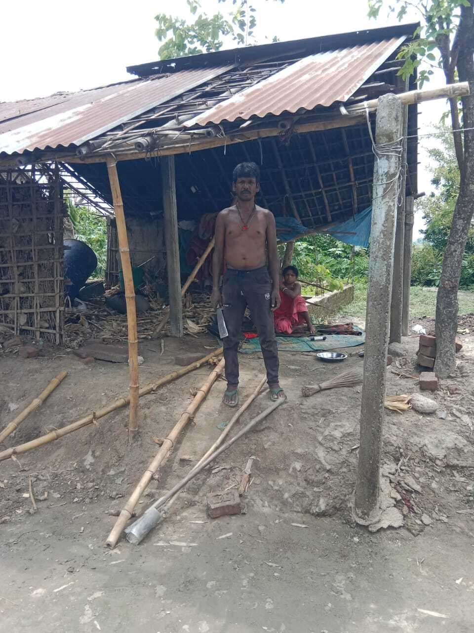 आंधी-तूफान से सिंघिया पंचायत में दर्जनों घर गिरे