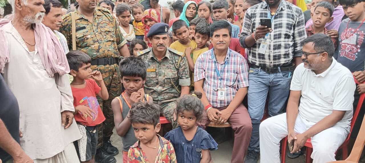 Samastipur News:विक्रमपुर में भटक रहे नाबालिगों ने किया चाइल्ड लाइन के किया हवाले